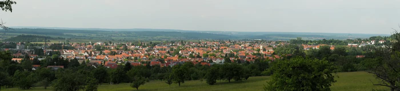 Panorama von Mössingen vom Farrenberg aus mit Streuobstwiesen