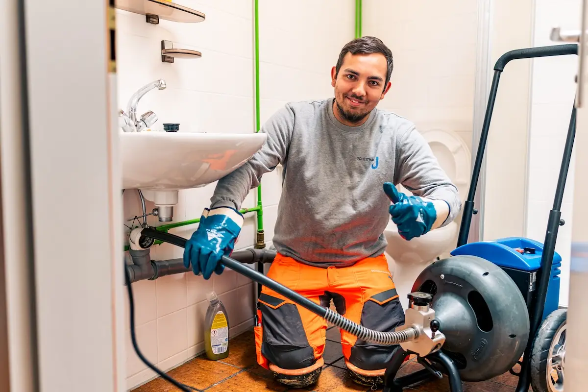Techniker der Scheithauer Rohrreinigung bei der Rohrreinigung vor Ort in Mössingen
