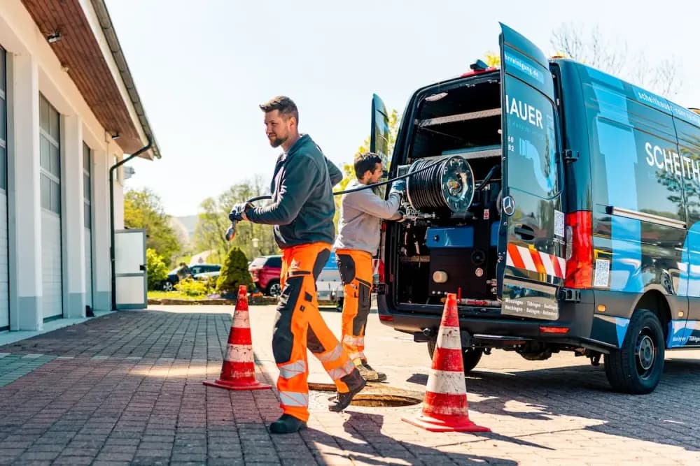 Hochdruck-Spülung am offenen Kanalschacht durch die Scheithauer Rohrreinigung
